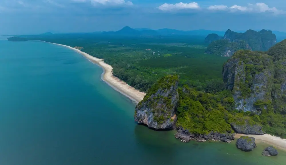 Discover Koh Phi Phi Island – Explore Beaches & Attractions 11 Discover Koh Phi Phi Island - Long Beach