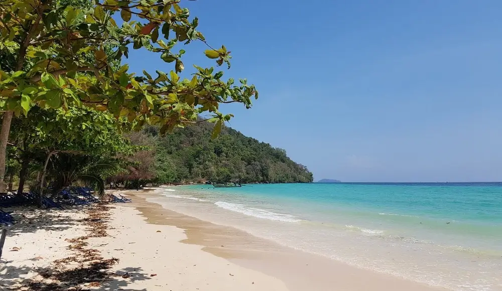 Discover Koh Phi Phi Island – Explore Beaches & Attractions 14 Discover Koh Phi Phi Island - Loh Moo Dee Beach
